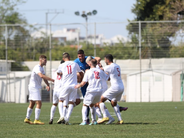 שחקני רעננה חוגגים ניצחון דרמטי (וואסים מואסי)